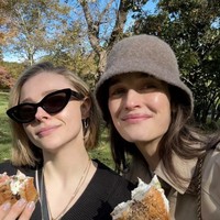 Chloe pertama kali memicu spekulasi ini ketika ia hadir di acara Louis Vuitton pada Maret dengan cincin berlian di jari manisnya. Sebulan kemudian, di Disneyland, Kate juga terlihat memakai cincin yang serupa. Foto: dok. Instagram @chloegmoretz, @thekateharrison