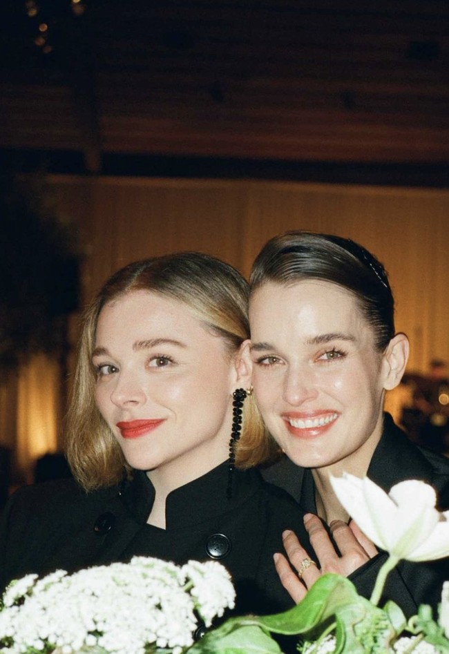 Aktris Chloë Grace Moretz sudah cukup lama menjalin hubungan asmara dengan model wanita bernama Kate Harrison. Meski keduanya tidak pernah mengonfirmasi ke publik soal hubungannya, namun keduanya kerap tampil bersama sejak 2018. Foto: dok. Instagram @chloegmoretz, @thekateharrison