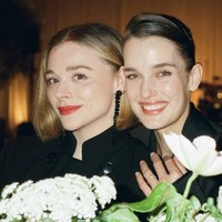 Aktris Chloë Grace Moretz sudah cukup lama menjalin hubungan asmara dengan model wanita bernama Kate Harrison. Meski keduanya tidak pernah mengonfirmasi ke publik soal hubungannya, namun keduanya kerap tampil bersama sejak 2018. Foto: dok. Instagram @chloegmoretz, @thekateharrison