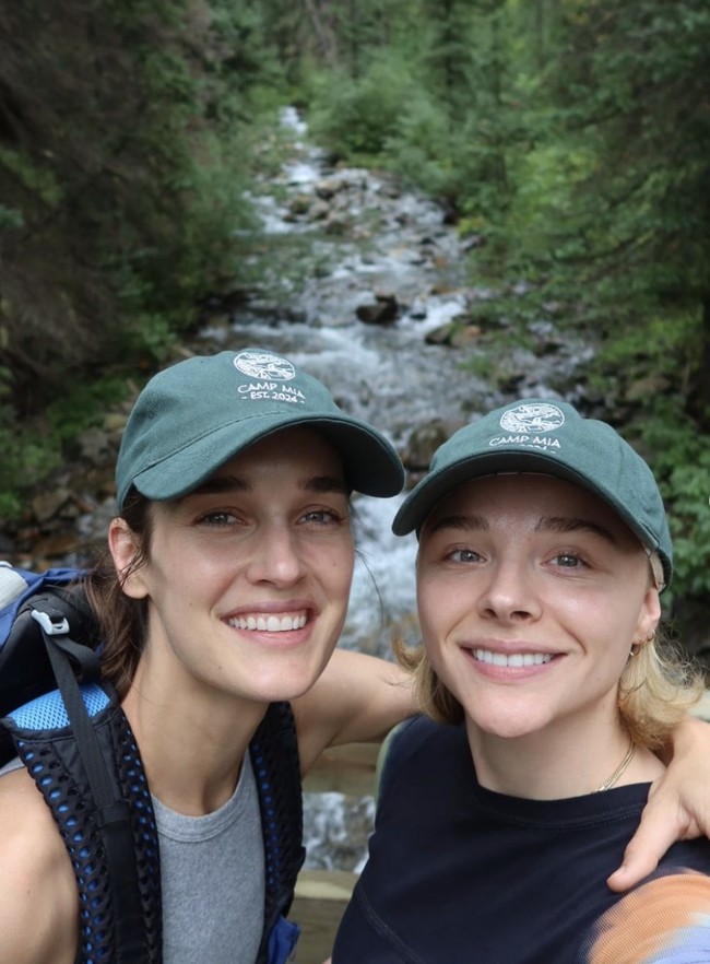 Kate Harrison adalah seorang model yang berpengalaman dalam industri fashion selama lebih dari 14 tahun. Di 2017, Kate tampil seksi berpose di majalah Playboy. Foto: dok. Instagram @chloegmoretz, @thekateharrison