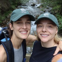 Kate Harrison adalah seorang model yang berpengalaman dalam industri fashion selama lebih dari 14 tahun. Di 2017, Kate tampil seksi berpose di majalah Playboy. Foto: dok. Instagram @chloegmoretz, @thekateharrison