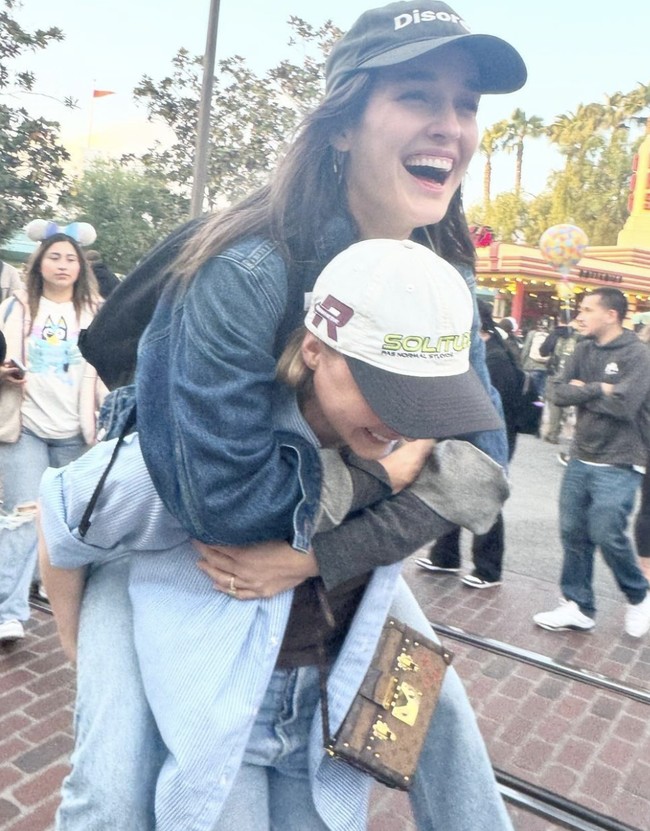 Dalam salah satu unggahan Instagram pada Mei 2024, Chloe membagikan momen bahagia mereka saat berlibur di Disneyland. Di salah satu foto, Kate tampak tertawa ceria saat digendong di punggung Chloe. “Tempat paling bahagia di dunia, dll. swipe untuk klik tumit yang kacau,” tulis Chloe Foto: dok. Instagram @chloegmoretz, @thekateharrison