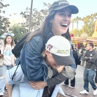 Dalam salah satu unggahan Instagram pada Mei 2024, Chloe membagikan momen bahagia mereka saat berlibur di Disneyland. Di salah satu foto, Kate tampak tertawa ceria saat digendong di punggung Chloe. “Tempat paling bahagia di dunia, dll. swipe untuk klik tumit yang kacau,” tulis Chloe Foto: dok. Instagram @chloegmoretz, @thekateharrison