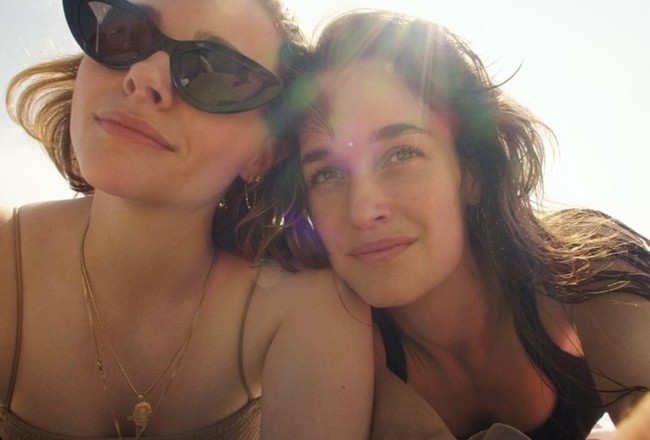 Meski mengaku lebih suka menjaga kehidupan pribadinya secara privat, namun bintang film Kick Ass itu tetap memperlihatkan kebersamaannya dengan Kate di Instagramnya. Foto: dok. Instagram @chloegmoretz, @thekateharrison