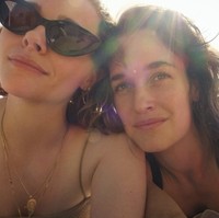 Meski mengaku lebih suka menjaga kehidupan pribadinya secara privat, namun bintang film Kick Ass itu tetap memperlihatkan kebersamaannya dengan Kate di Instagramnya. Foto: dok. Instagram @chloegmoretz, @thekateharrison