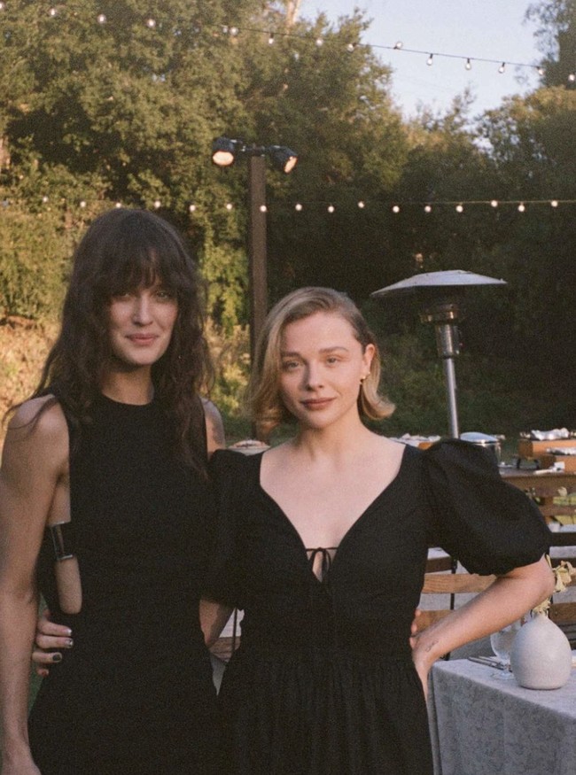 Baru-baru ini, Chloe secara terbuka mengungkap orientasi seksualnya sebagai seorang wanita gay melalui sebuah unggahan Instagram yang mengajak penggemarnya untuk berpartisipasi dalam pemilu Amerika Serikat. “Aku memilih lebih awal dan aku memilih Kamala Harris,” tulis Chloe. Foto: dok. Instagram @chloegmoretz, @thekateharrison