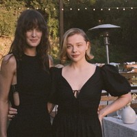 Baru-baru ini, Chloe secara terbuka mengungkap orientasi seksualnya sebagai seorang wanita gay melalui sebuah unggahan Instagram yang mengajak penggemarnya untuk berpartisipasi dalam pemilu Amerika Serikat. “Aku memilih lebih awal dan aku memilih Kamala Harris,” tulis Chloe. Foto: dok. Instagram @chloegmoretz, @thekateharrison