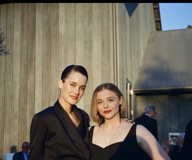 Ia menekankan pentingnya hak atas tubuh bagi wanita serta perlindungan hukum bagi komunitas LGBTQ+.Aku percaya pada perlunya perlindungan hukum yang melindungi komunitas LGBTQ+ sebagai seorang wanita gay. Kita butuh perlindungan di negeri ini dan akses terhadap perawatan yang kita perlukan dan pantas dapatkan,” ujarnya. Foto: dok. Instagram @chloegmoretz, @thekateharrison