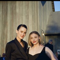 Ia menekankan pentingnya hak atas tubuh bagi wanita serta perlindungan hukum bagi komunitas LGBTQ+.Aku percaya pada perlunya perlindungan hukum yang melindungi komunitas LGBTQ+ sebagai seorang wanita gay. Kita butuh perlindungan di negeri ini dan akses terhadap perawatan yang kita perlukan dan pantas dapatkan,” ujarnya. Foto: dok. Instagram @chloegmoretz, @thekateharrison