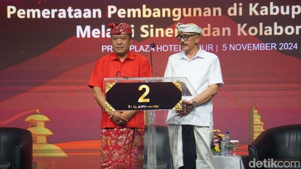 Paslon nomor urut 2 di debat Pilbup Bangli, Selasa (5/11/2024).
