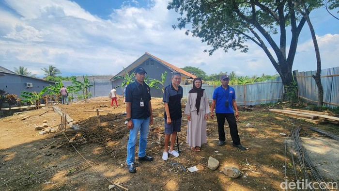 Denny Solang dan Leni Nurmayunita bersama relawan panti di area lahan yang rencananya ingin dibangun masjid