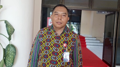 Direktur Kepatuhan Bank NTT, Christofel Adoe, yang diwawancarai detikBali di Kupang, Selasa (5/11/2024). (Simon Selly/detikBali)