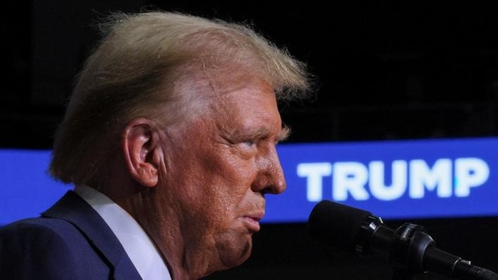 Donald Trump holds a campaign rally in Pittsburgh, Pennsylvania. REUTERS/Brian Snyder