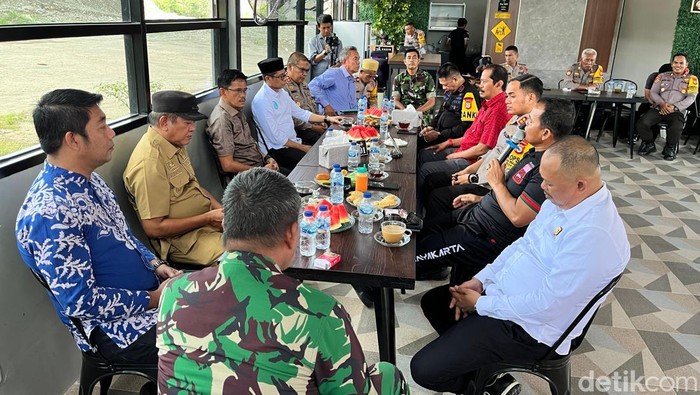 Forkopimda Soppeng beserta KPU dan Bawaslu langsung mengadakan dengan kedua Paslon usai insiden di Cabbeng.
