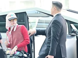 Heboh Gaya G-Dragon ke Bandara, Pakai Mobil Tesla Futuristik yang Belum Dirilis