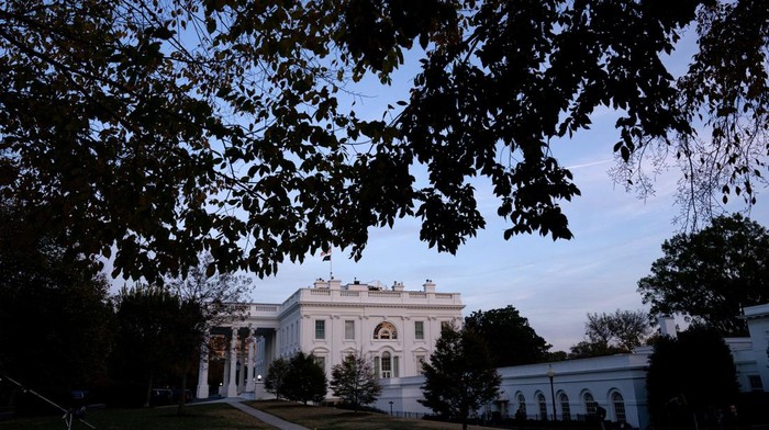 A member of the U.S. Secret Service closes a security gate along Pennsylvania Avenue near the White House on the day before the U.S. presidential election in Washington, U.S., November 4, 2024. REUTERS/Nathan Howard