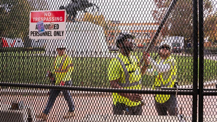 A member of the U.S. Secret Service closes a security gate along Pennsylvania Avenue near the White House on the day before the U.S. presidential election in Washington, U.S., November 4, 2024. REUTERS/Nathan Howard