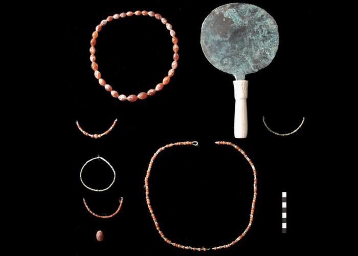 Gelang-kalung manik-manik batu alam dari era Mesir kuno diitemukan di makam
