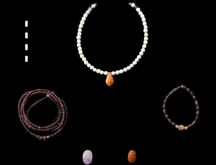 Gelang-kalung manik-manik batu alam dari era Mesir kuno diitemukan di makam