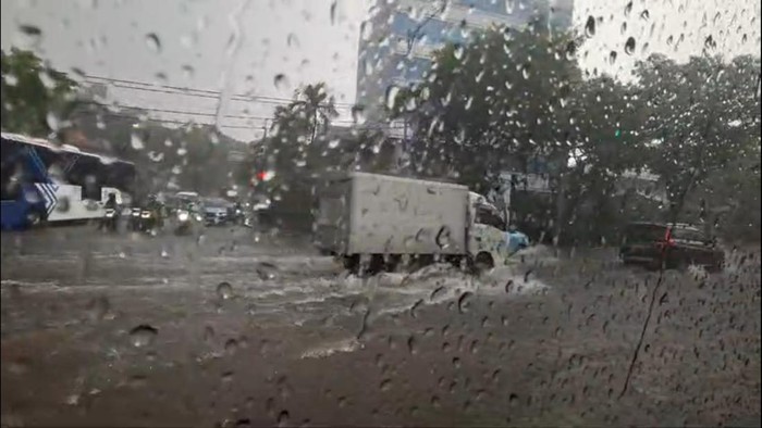 Genangan air di jalanan saat Jakarta diguyur hujan deras (Belia/detikcom)