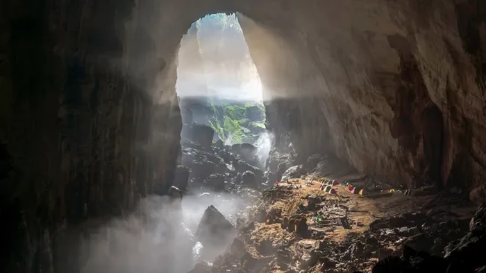 Hang Son Doong merupakan gua terbesar di dunia yang diketahui. Saking raksasa ukurannya, gua ini disebut bisa menampung 15 Piramida Agung Giza dan beberapa lorongnya dapat digunakan untuk menerbangkan pesawat Boeing 747.