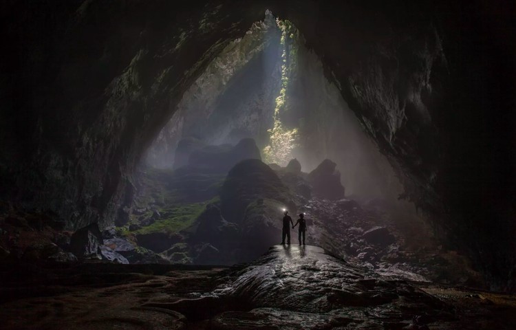 Hang Son Doong merupakan gua terbesar di dunia. Pemandangan di dalamnya sangat menakjubkan sampai bikin merinding melihatnya.