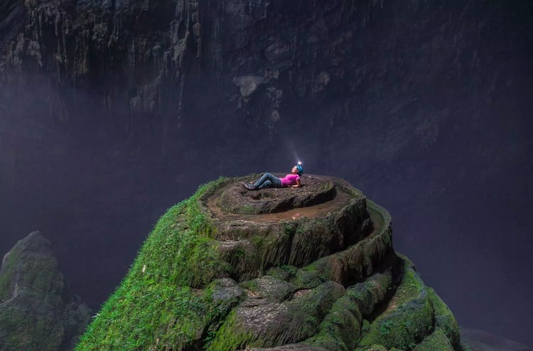 Hang Son Doong merupakan gua terbesar di dunia. Pemandangan di dalamnya sangat menakjubkan sampai bikin merinding melihatnya.