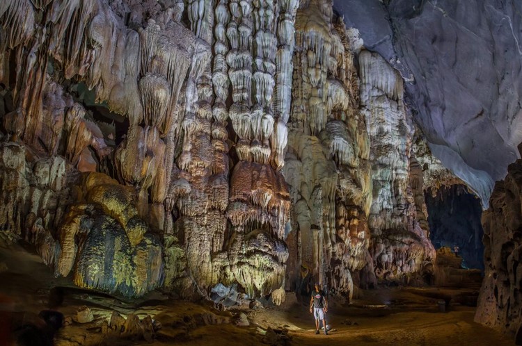 Hang Son Doong gua terbesar di dunia Hang Son Doong merupakan gua terbesar di dunia. Pemandangan di dalamnya sangat menakjubkan sampai bikin merinding melihatnya.