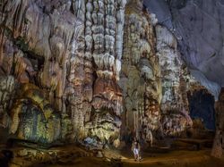 Melongok ke Dalam Gua Terbesar di Dunia Hang Son Doong, Merinding!