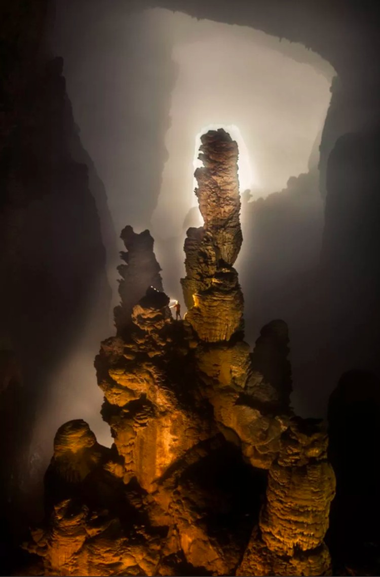 Hang Son Doong merupakan gua terbesar di dunia. Pemandangan di dalamnya sangat menakjubkan sampai bikin merinding melihatnya.