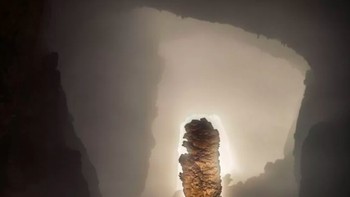 Dari foto ini dapat dilihat bagaimana perbandingan ukuran salah satu formasi di gua tersebut sangat besar dibandingkan dengan sosok manusia. Foto: John Spies via Mirror