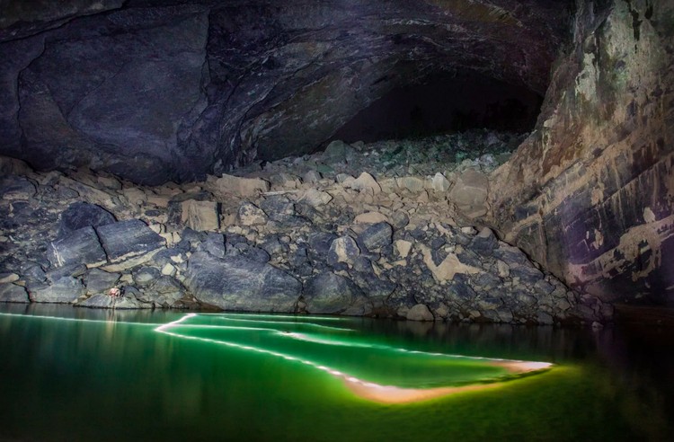 Hang Son Doong merupakan gua terbesar di dunia. Pemandangan di dalamnya sangat menakjubkan sampai bikin merinding melihatnya.