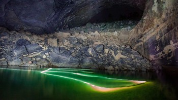 Dua sungai, Rao Thuong dan Khe Ry, mengalir melalui celah-celah batu kapur dan mengikis batu, membentuk terowongan raksasa di bongkahan batu yang kemudian dikenal sebagai Son Doong. Foto: John Spies via Mirror
