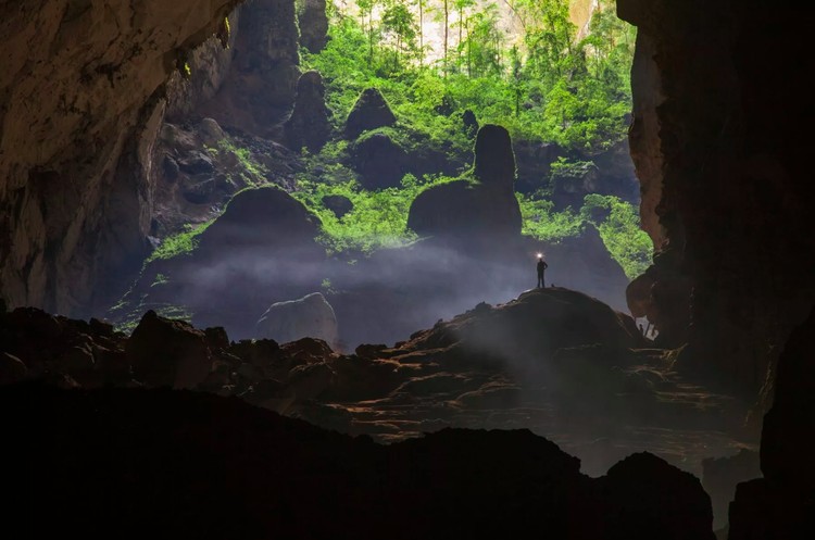 Hang Son Doong merupakan gua terbesar di dunia. Pemandangan di dalamnya sangat menakjubkan sampai bikin merinding melihatnya.