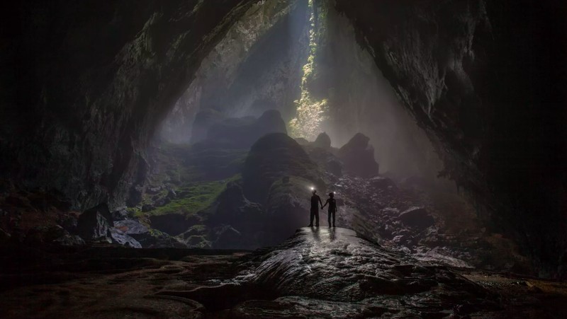 Hang Son Doong merupakan gua terbesar di dunia. Pemandangan di dalamnya sangat menakjubkan sampai bikin merinding melihatnya.