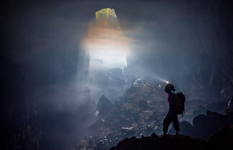 Hang Son Doong merupakan gua terbesar di dunia. Pemandangan di dalamnya sangat menakjubkan sampai bikin merinding melihatnya.