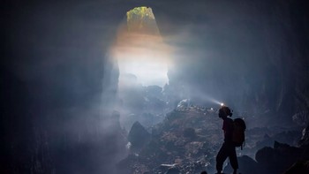 Fotografer Australia John Spies di 2014 menghabiskan waktu selama sepekan untuk memotret keajaiban alam Hang Son Doong. Bersama John, ada beberapa wisatawan yang membayar hingga USD 3000 (tahun 2014) untuk mengagumi keindahannya. Dalam kurs saat ini, harga yang dibayar kira-kira setara Rp 47,2 juta. Foto: John Spies via Mirror