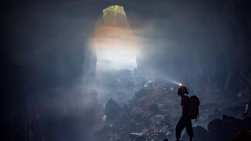 Hang Son Doong merupakan gua terbesar di dunia. Pemandangan di dalamnya sangat menakjubkan sampai bikin merinding melihatnya.