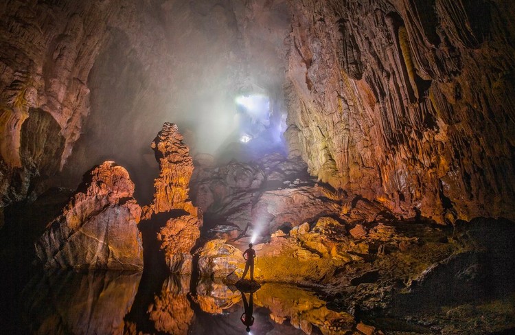 Hang Son Doong merupakan gua terbesar di dunia. Pemandangan di dalamnya sangat menakjubkan sampai bikin merinding melihatnya.