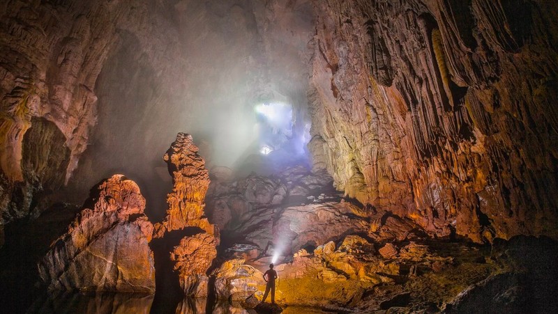 Hang Son Doong merupakan gua terbesar di dunia. Pemandangan di dalamnya sangat menakjubkan sampai bikin merinding melihatnya.