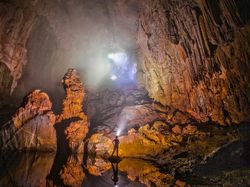 Melongok ke Dalam Gua Terbesar di Dunia Hang Son Doong, Merinding!