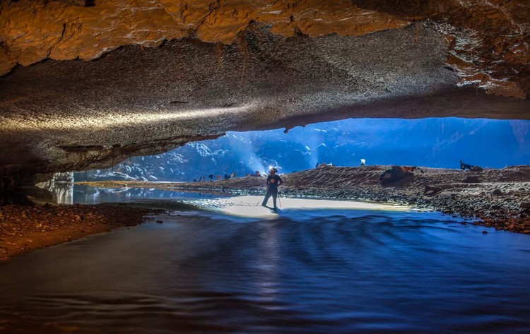 Hang Son Doong merupakan gua terbesar di dunia. Pemandangan di dalamnya sangat menakjubkan sampai bikin merinding melihatnya.