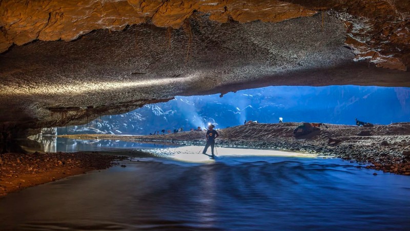 Hang Son Doong merupakan gua terbesar di dunia. Pemandangan di dalamnya sangat menakjubkan sampai bikin merinding melihatnya.