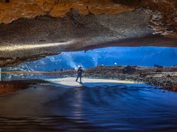 Melongok ke Dalam Gua Terbesar di Dunia Hang Son Doong, Merinding!
