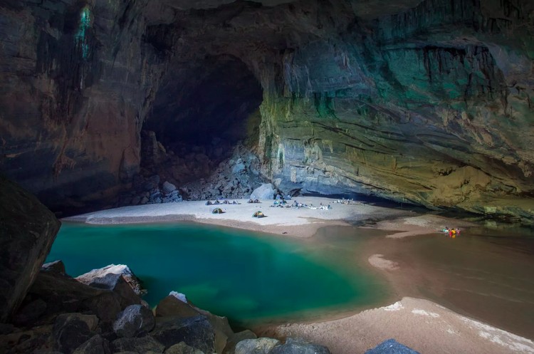 Hang Son Doong gua terbesar di dunia Hang Son Doong merupakan gua terbesar di dunia. Pemandangan di dalamnya sangat menakjubkan sampai bikin merinding melihatnya.
