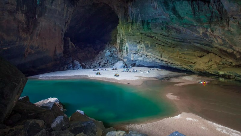 Hang Son Doong merupakan gua terbesar di dunia. Pemandangan di dalamnya sangat menakjubkan sampai bikin merinding melihatnya.