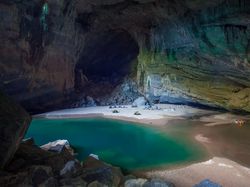 Melongok ke Dalam Gua Terbesar di Dunia Hang Son Doong, Merinding!