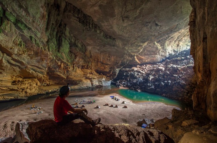 Hang Son Doong merupakan gua terbesar di dunia. Pemandangan di dalamnya sangat menakjubkan sampai bikin merinding melihatnya.