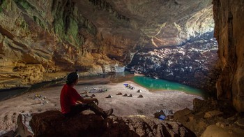 Pengunjung harus turun 80 meter menuruni dinding curam dengan menggunakan sabuk pengaman dan tali. Wisatawan bisa berkemah di dalam gua. Foto: John Spies via Mirror