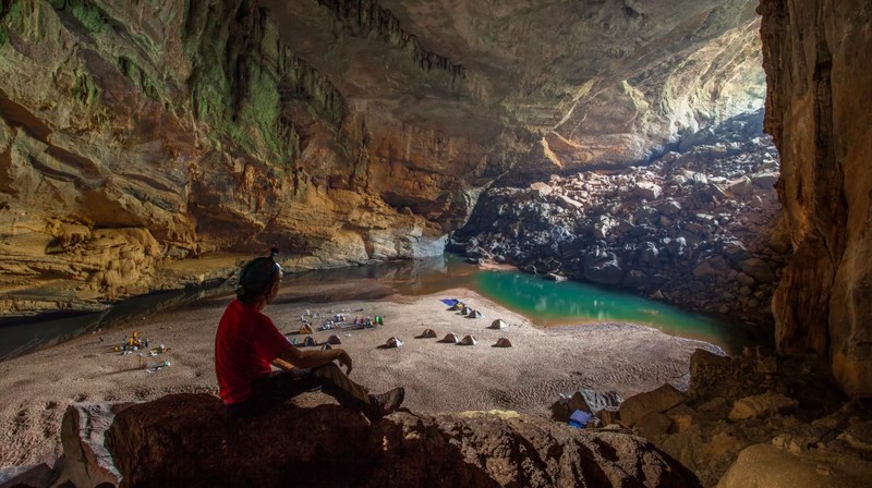 Hang Son Doong merupakan gua terbesar di dunia. Pemandangan di dalamnya sangat menakjubkan sampai bikin merinding melihatnya.